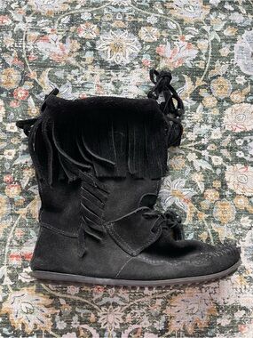 Minnetonka Black Fringe Suede Women’s Ankle Boots - Stylish Casual Moccasin